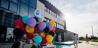 Adam hall celebra su 50 aniversario