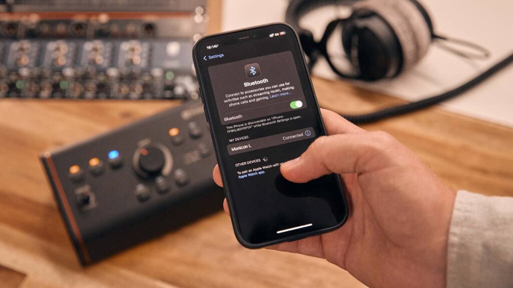 Conexión Bluetooth entre un smartphone y el controlador MONICON L de Palmer en un entorno de producción musical.