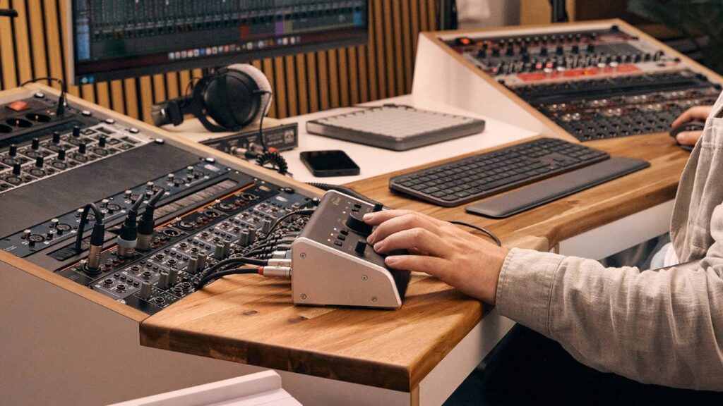MONICON XL de Palmer integrado en una estación de trabajo de audio profesional con múltiples conexiones activas.