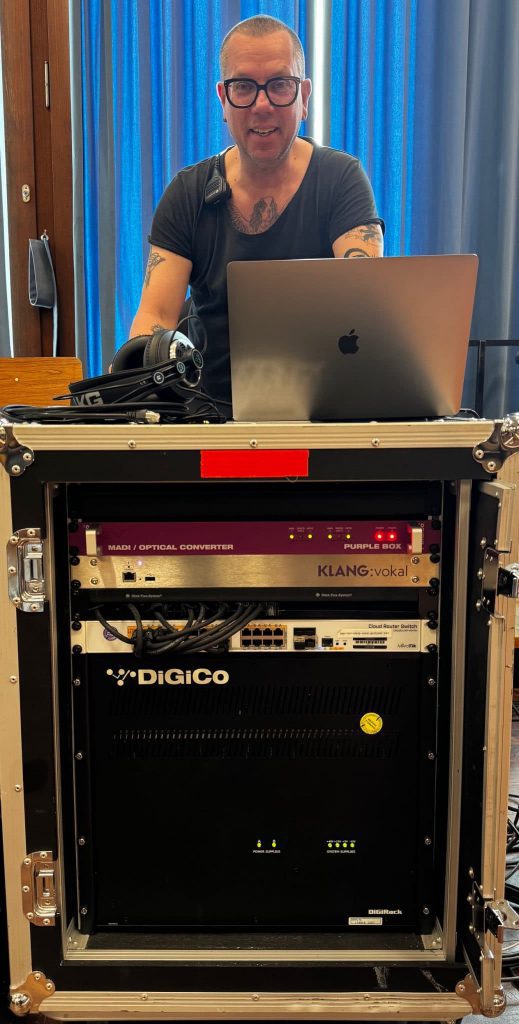 Interfaz de KLANG para músicos teatrales: mezcla inmersiva, control intuitivo y sonido profesional 2 Joerg Gruensfelder junto a su sistema de mezcla profesional que integra la interfaz de KLANG y una consola DiGiCo SD7T durante los preparativos de la ópera Sweeney Todd en el Teatro Dortmund.