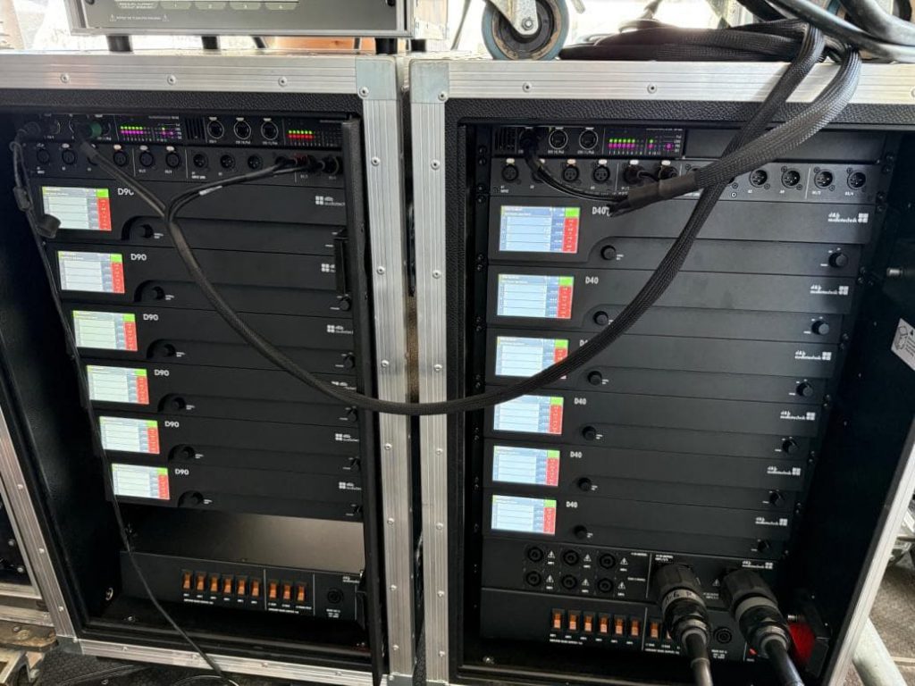 Rack de amplificadores D90 y D40 de d&b audiotechnik utilizados para alimentar el sistema KSL con control preciso del procesamiento de audio