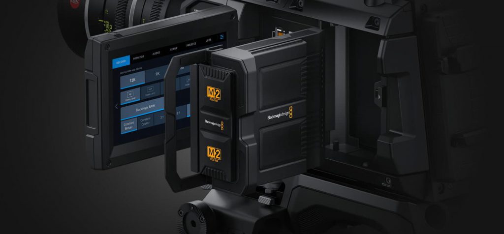 Pantalla trasera y módulo de almacenamiento interno de 8 TB en la Blackmagic URSA Cine, mostrando su capacidad para grabar en Blackmagic RAW hasta en 12K.