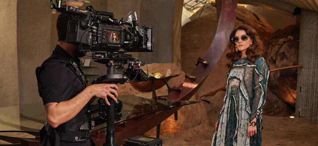 Operador de cámara filmando con la Blackmagic URSA Cine durante una producción profesional, demostrando su uso en entornos cinematográficos de alta gama.