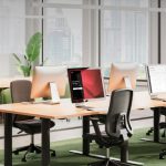 Oficina moderna equipada con tecnología de la actualización de Biamp Workplace, incluyendo panel Evoko Naso para reservas inteligentes y gestión eficiente de espacios.