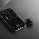 iPhone con la app RØDE Capture mostrando la función Direct Connect, junto al transmisor Wireless Micro de RØDE con conexión Bluetooth.