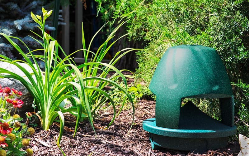 SoundTube refuerza su presencia en España con AVIT VISION como distribuidor oficial 4 Altavoz de exterior Rockustics de SoundTube camuflado entre la vegetación en una instalación de audio para jardín.