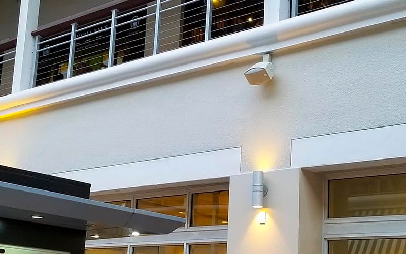 SoundTube refuerza su presencia en España con AVIT VISION como distribuidor oficial 2 Altavoz de SoundTube instalado en la fachada de un edificio comercial como parte de una solución de audio residencial y profesional.