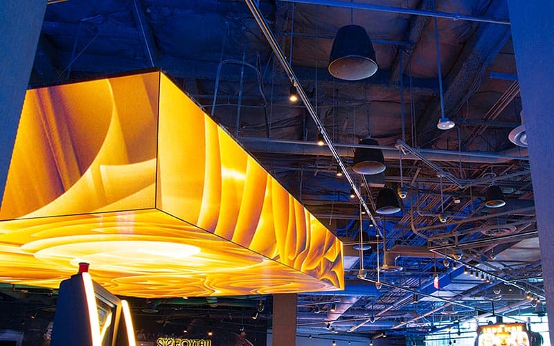SoundTube refuerza su presencia en España con AVIT VISION como distribuidor oficial 3 Altavoces colgantes de SoundTube integrados en el techo de un espacio interior con diseño audiovisual moderno.