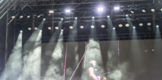 Descubre cómo Algo Suena y Cameo Lighting lograron el mejor diseño de iluminación para la gira de Bryan Adams en Málaga con tecnología OPUS