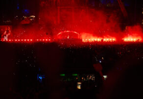 Cameo en Tomorrowland se instalaron más de 260 focos Cameo para exteriores, que iluminaron con fuerza el lema del festival: Live Today.