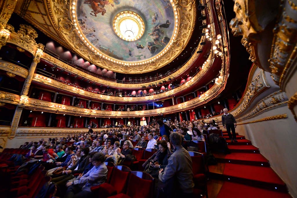 Vista panorámica del Teatro Victoria Eugenia con el público asistiendo al Festival de Jazz de San Sebastián, escenario equipado por Zentralmedia.