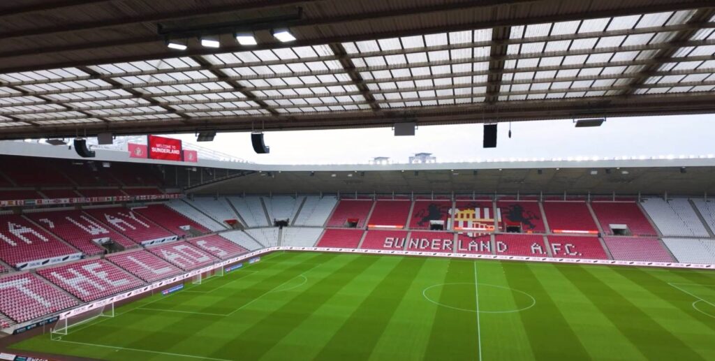 Vista general del Stadium of Light con el césped renovado y las gradas vacías antes de un partido.
