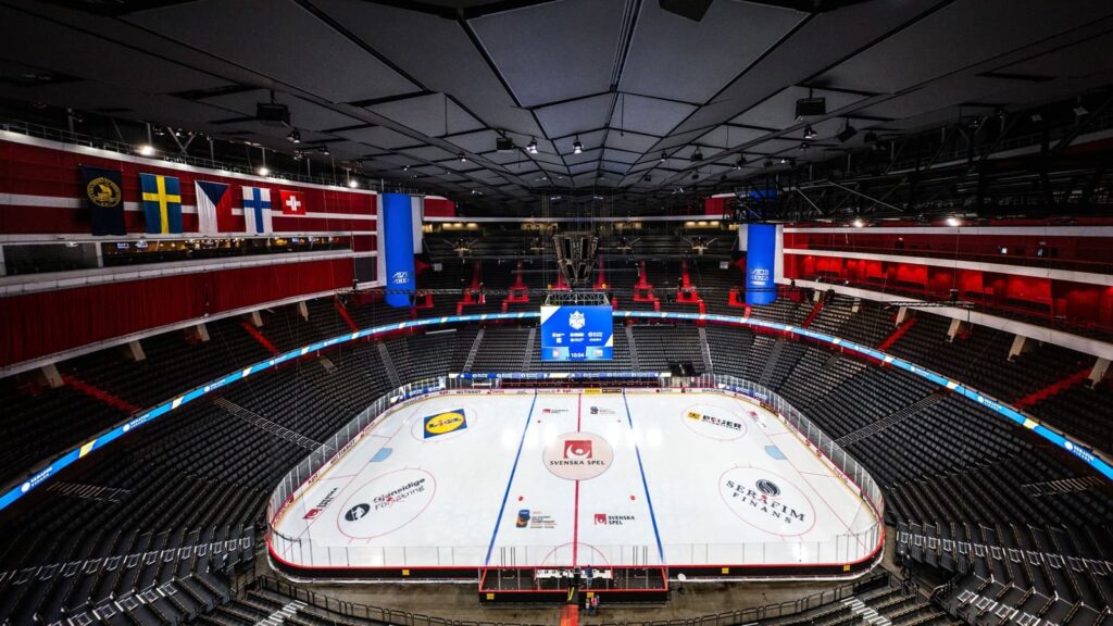 Vista frontal de la pista central de la Avicii Arena durante el Campeonato Mundial de Hockey 2025, con el nuevo sistema acústico de Meyer Sound instalado en el techo.