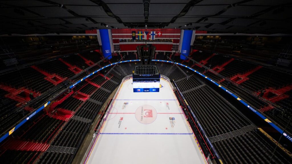 Vista cenital del recinto Avicii Arena preparado para un evento de hockey, con refuerzo acústico Meyer Sound y distribución sonora optimizada con Spacemap Go.