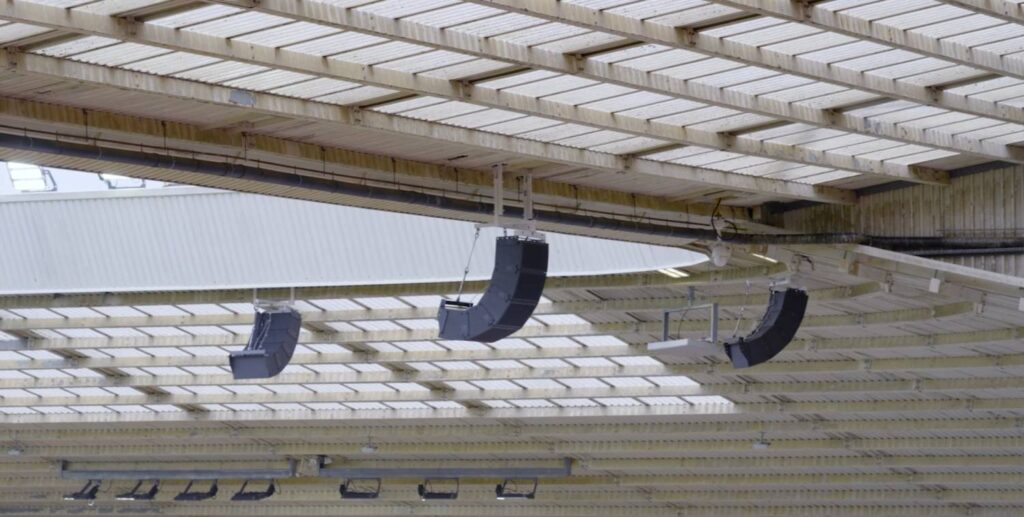 Vista detallada de varios arreglos lineales ArenaMatch de Bose Professional suspendidos bajo el techo del Stadium of Light.