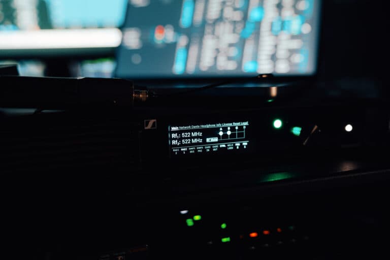 La estación base Spectera se ubicó en la mesa de sonido y se conectó directamente a la consola de mezclas mediante MADI, lo que garantizó una integración perfecta con la infraestructura de audio existente.