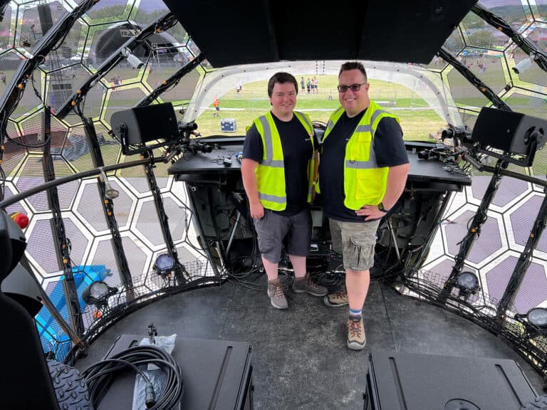 Marcus Blight, ingeniero de aplicaciones técnicas de Sennheiser, y Kevin Gwyther-Brown, gerente de desarrollo comercial de audio profesional, ofrecieron apoyo para la implementación impecable del sistema Sennheiser Spectera en el escenario Dragonfly durante Glastonbury 2025.