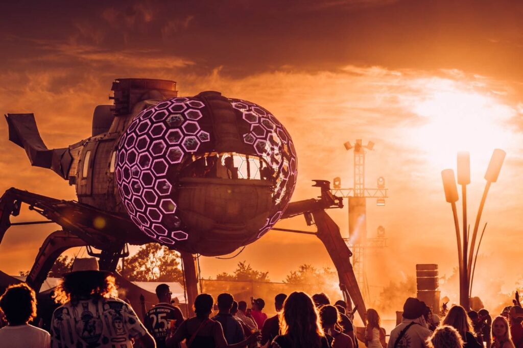La colosal escultura metálica dominó el escenario del festival, reinventada como una criatura viviente mediante proyección dinámica, iluminación LED y tecnología láser mejorada integrada en las estructuras de sus alas.