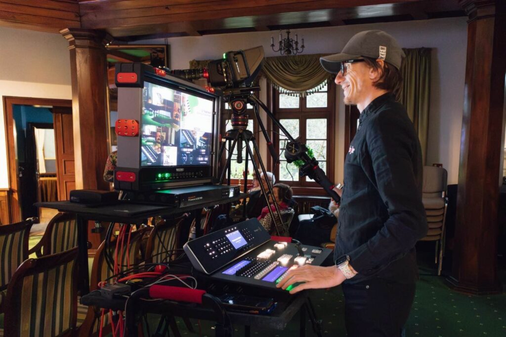 Operador de realización controlando cámaras Blackmagic Studio Camera 6K Pro y mezclador ATEM Television Studio HD8 ISO durante la cobertura en 4K del Festival de Chopin.