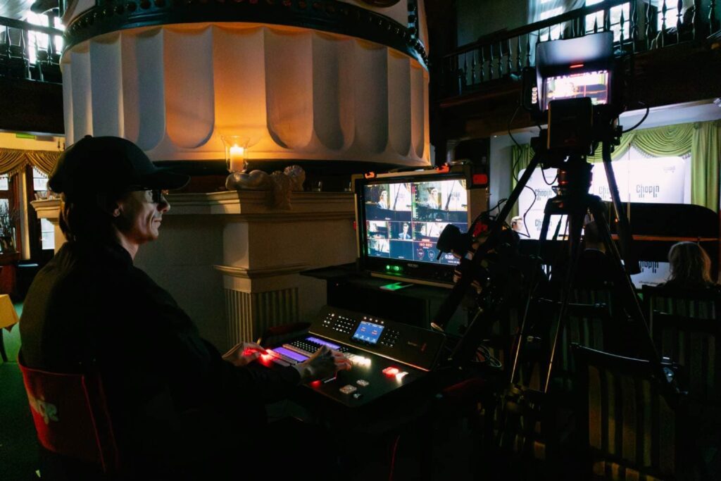 Realizador trabajando con protocolo IP de Blackmagic para la transmisión en 4K del Festival Internacional de Chopin, controlando cámaras a distancia con total discreción.