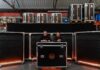 Chris Bogg y James Roberts, de dBS Solutions, junto a parte del nuevo inventario de recintos Wavefront Precision y el sistema WPL de Martin Audio.