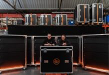 Chris Bogg y James Roberts, de dBS Solutions, junto a parte del nuevo inventario de recintos Wavefront Precision y el sistema WPL de Martin Audio.