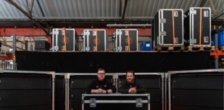 Chris Bogg y James Roberts, de dBS Solutions, junto a parte del nuevo inventario de recintos Wavefront Precision y el sistema WPL de Martin Audio.