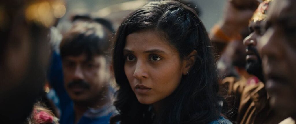 «Pinch» (2025): primer plano de una mujer entre la multitud; producción que empleó tecnología de Blackmagic Design.