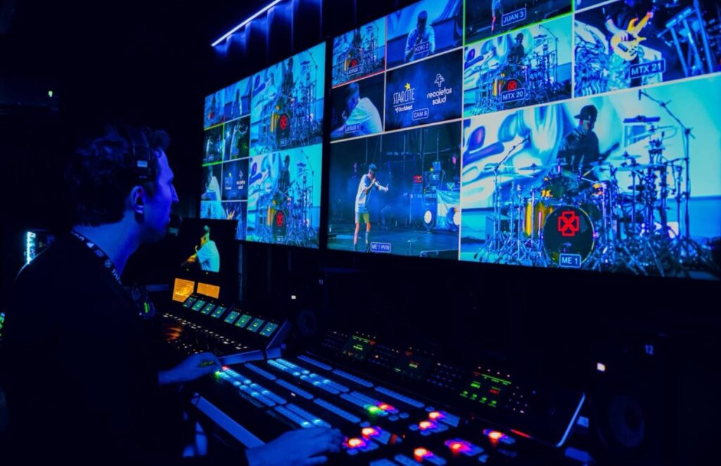 Operador en la sala de control del festival Starlite Occident gestionando transmisiones en directo con el sistema ATEM Constellation 8K de Blackmagic Design.