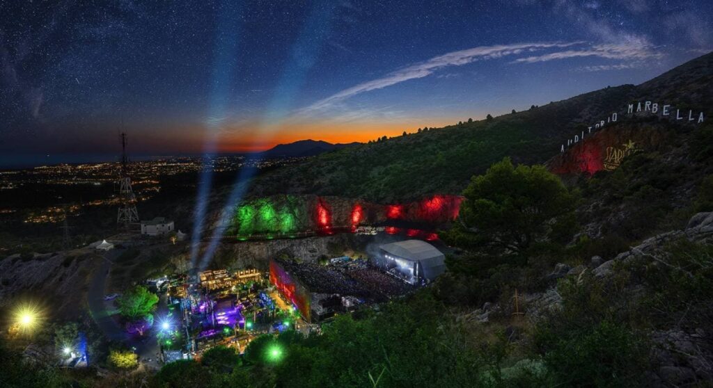 Vista panorámica nocturna del festival Starlite Occident en la Cantera de Nagüeles, con iluminación escénica y montaje técnico audiovisual para los conciertos.