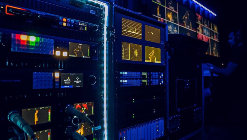 Rack de equipos Blackmagic Design con sistemas de grabación, conmutación y monitorización utilizados durante las transmisiones en vivo del festival Starlite.