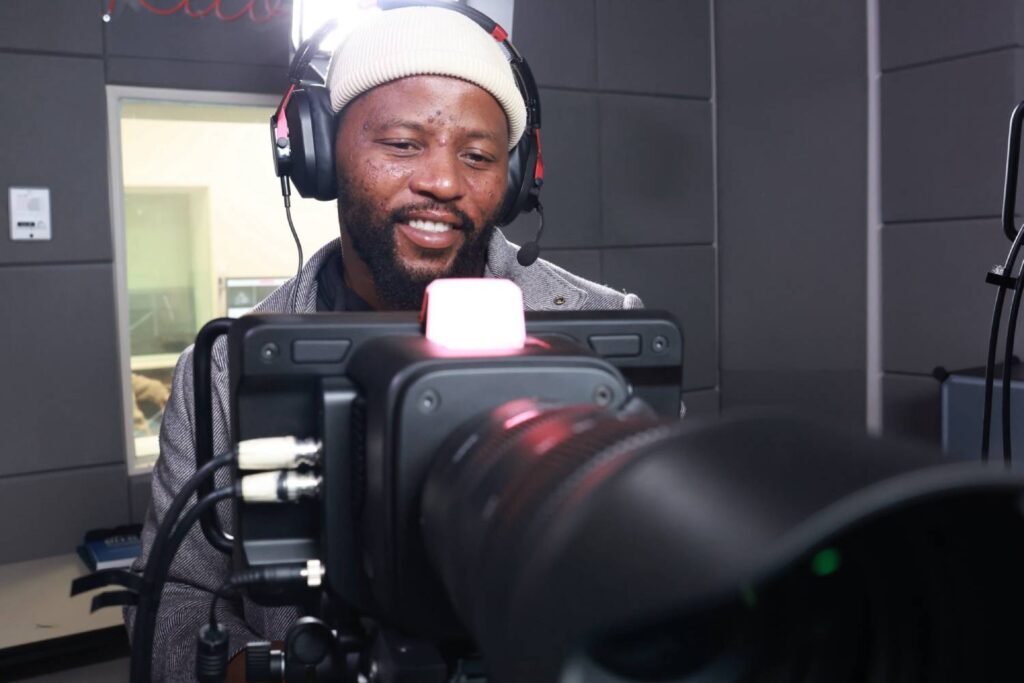 Operador de cámara en la Universidad de Ciudad del Cabo trabajando con una Blackmagic Studio Camera 6K Pro durante la grabación de contenidos educativos.
