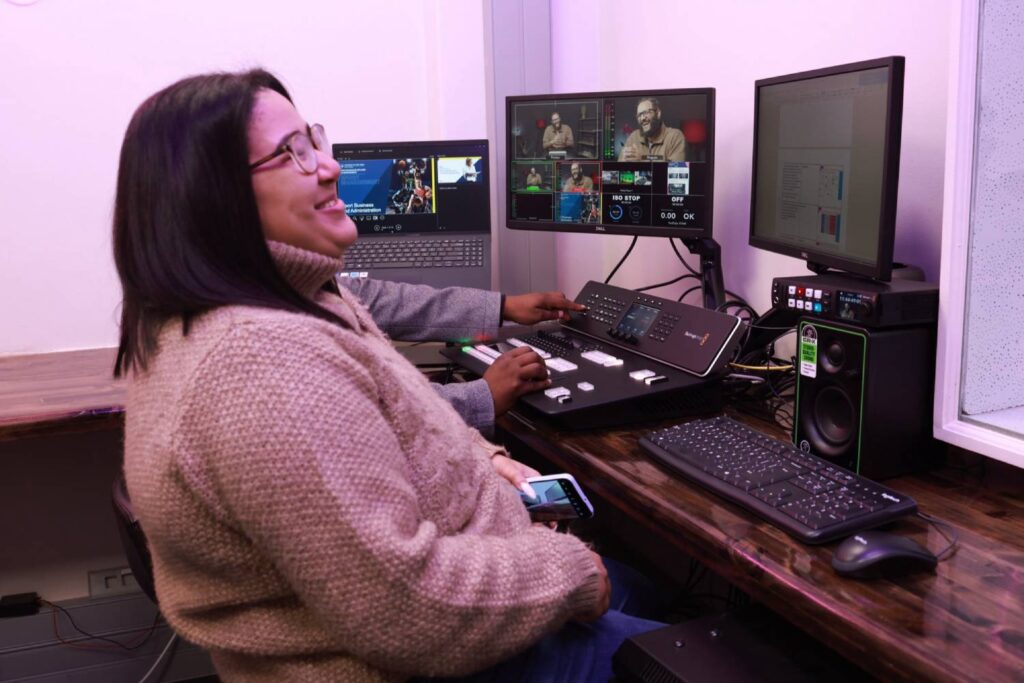 Técnicos de la UCT operando el mezclador ATEM Television Studio HD8 ISO y DaVinci Resolve en una sala de edición de contenidos digitales.