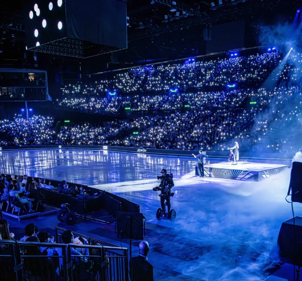 KLANG:konductor ayuda al espectaculo Art on Ice