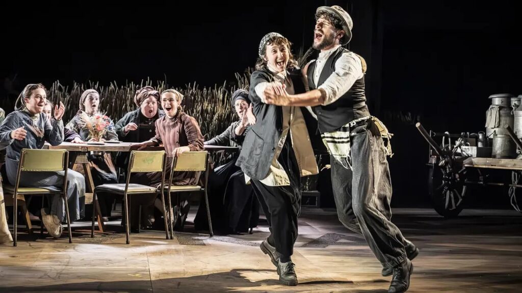 Georgia Bruce (Hodel), Daniel Krikler (Perchik).