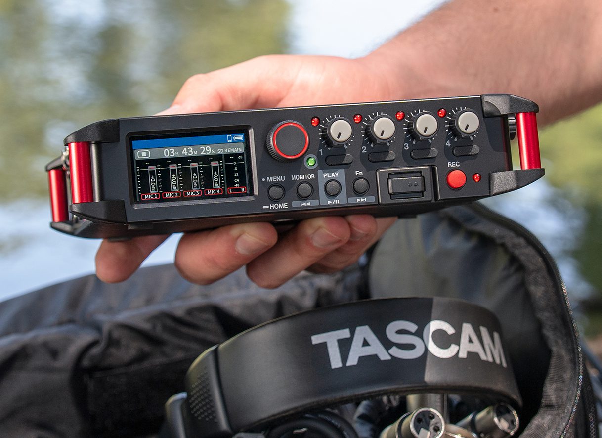 Grabador de campo TASCAM FR-AV4 de 4 canales con grabación en 32-Bit coma flotante, ideal para producciones audiovisuales en exteriores
