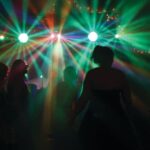 Las mejores lámparas OSRAM para discotecas, clubs y DJ: potencia y fiabilidad con Sirius HRI y Lok-it! Las mejores lámparas para iluminación de discotecas, clubs y DJ crean efectos de luz dinámicos en la pista de baile con rayos multicolor y ambientes inmersivos.