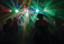 Las mejores lámparas para iluminación de discotecas, clubs y DJ crean efectos de luz dinámicos en la pista de baile con rayos multicolor y ambientes inmersivos.