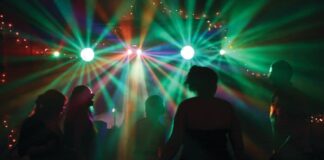 Las mejores lámparas para iluminación de discotecas, clubs y DJ crean efectos de luz dinámicos en la pista de baile con rayos multicolor y ambientes inmersivos.