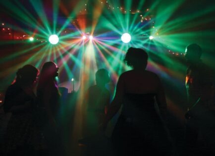 Las mejores lámparas para iluminación de discotecas, clubs y DJ crean efectos de luz dinámicos en la pista de baile con rayos multicolor y ambientes inmersivos.