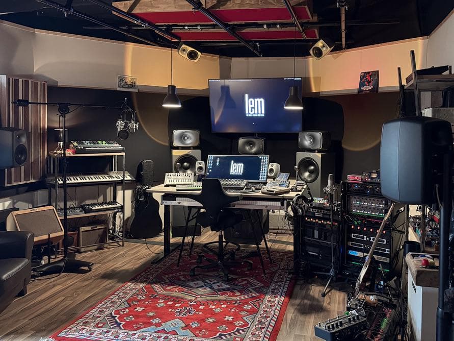 Estudio de grabación de LEM Studios en Berlín equipado con monitores Genelec y tecnología de producción de audio profesional.