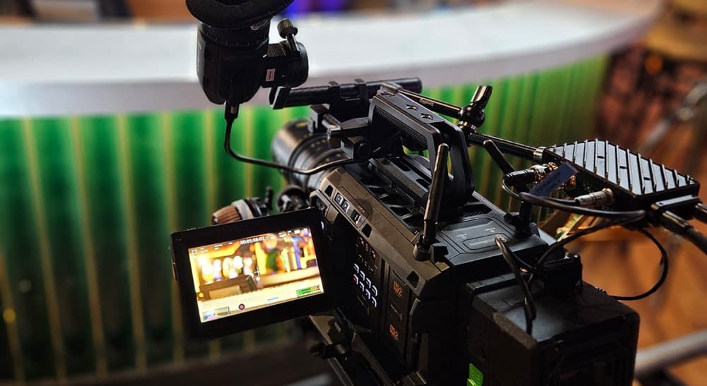 Cámara Blackmagic URSA Cine 12K LF filmando anuncios de Owensboro Racing & Gaming con calidad cinematográfica.