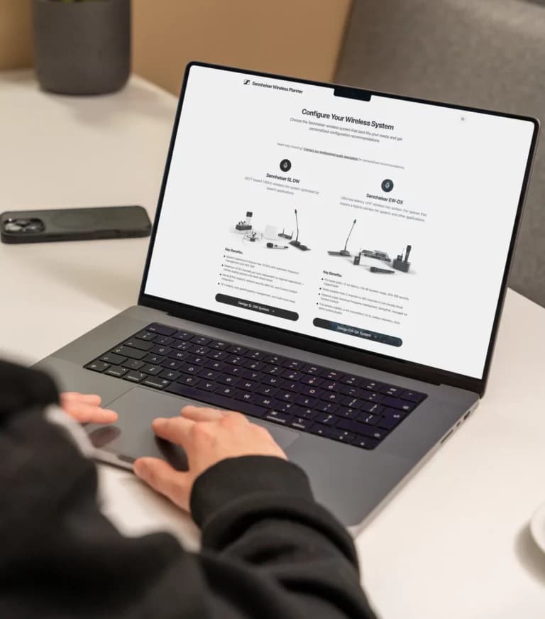 Wireless Planner de Sennheiser en un portátil mostrando la configuración de sistemas de micrófonos inalámbricos.