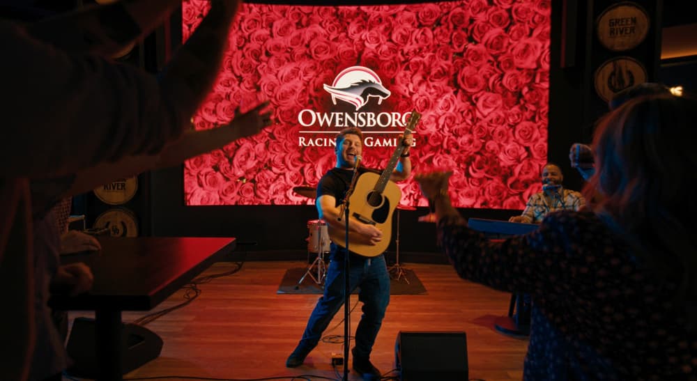 Escena de los anuncios de Owensboro Racing & Gaming mostrando entretenimiento en vivo grabado con la URSA Cine 12K LF.