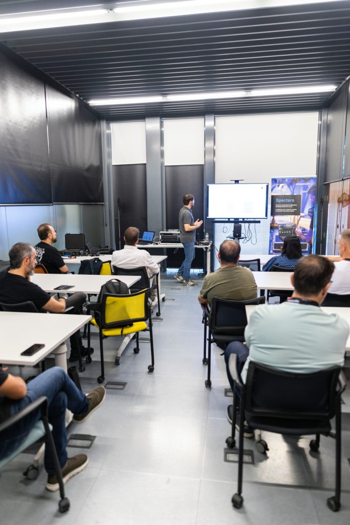 Workshop de Magnetron en AVL Summit by Afial 2025, con Samuel Leirado presentando el ecosistema inalámbrico Spectera ante profesionales del sector audiovisual.