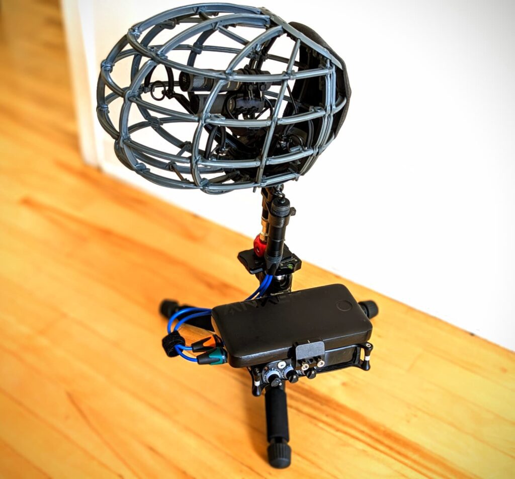 Arnaud Noble utilizando un set estéreo MS con micrófonos de condensador RF de Sennheiser MKH 8030 y MKH 8040 para grabaciones de campo