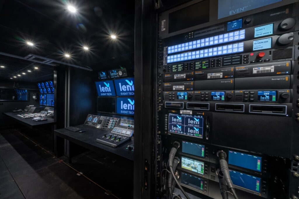 Interior del móvil de exteriores con equipos de Blackmagic Design, equipado con sistemas de control y transmisión para deportes de motor regionales.