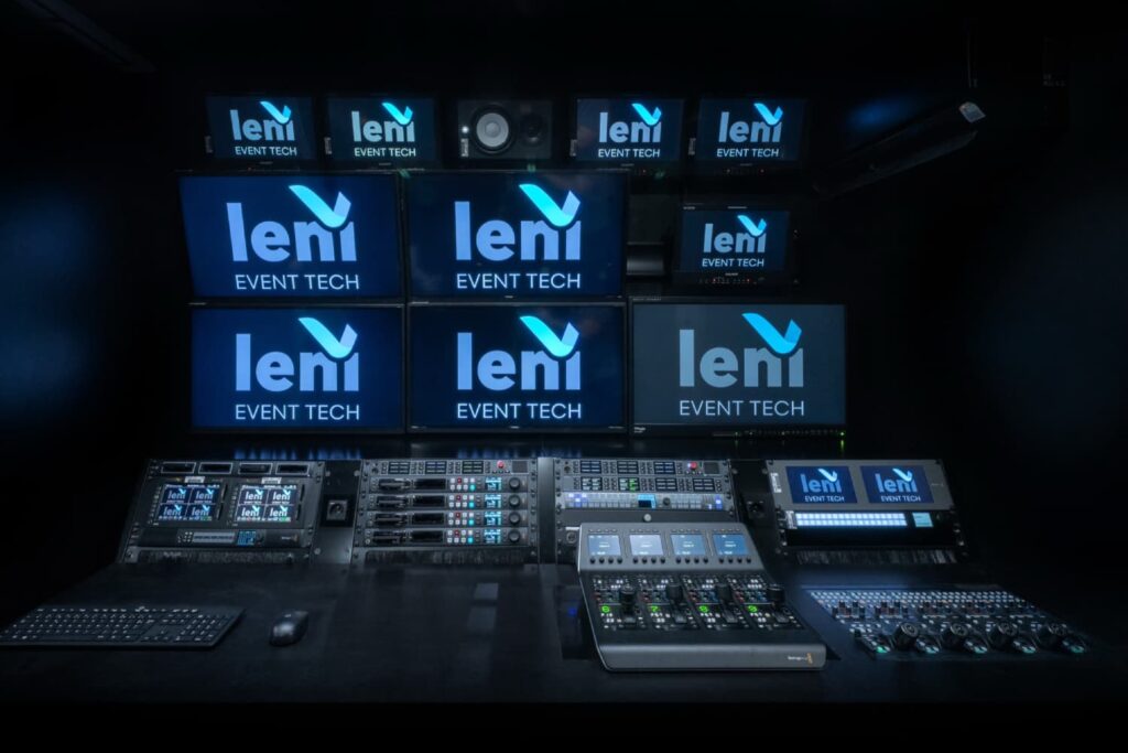 Sala de control del móvil de exteriores con equipos de Blackmagic Design y monitores de Léni Event Tech para la producción en directo de deportes de motor.