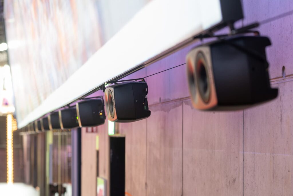 Altavoces Genelec 4430A Smart IP instalados bajo una pantalla en el Museo Alemán del Fútbol para sonido inmersivo.