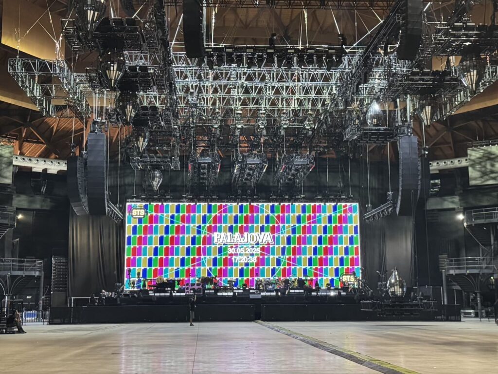 Pantalla principal del escenario con la prueba de sonido en la gira PalaJova de Jovanotti, acompañada por sistemas GSL de d&b audiotechnik.